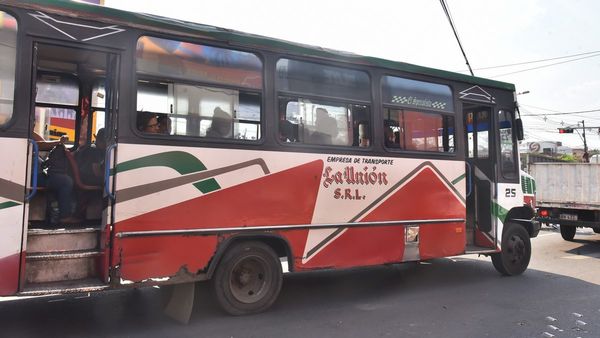 Pasajeros son  castigados con buses vetustos y larga espera por escasez