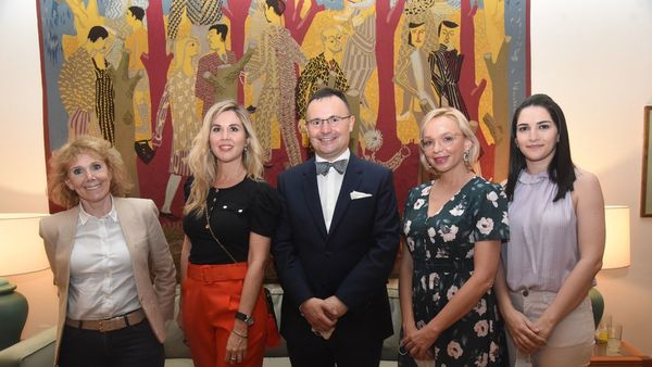 Encuentro de secretarias en la residencia de Francia