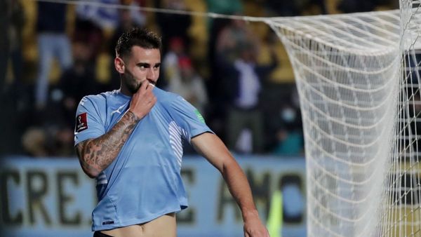 Uruguay triunfa y trepa en la tabla