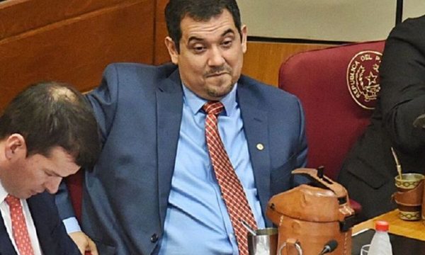 Senador Arévalo es denunciado por tráfico de influencia en Aduanas