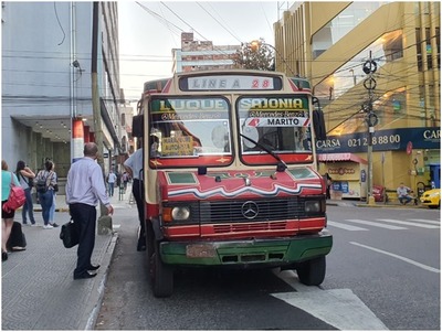 Pasajeros son castigados con buses vetustos y larga espera por escasez