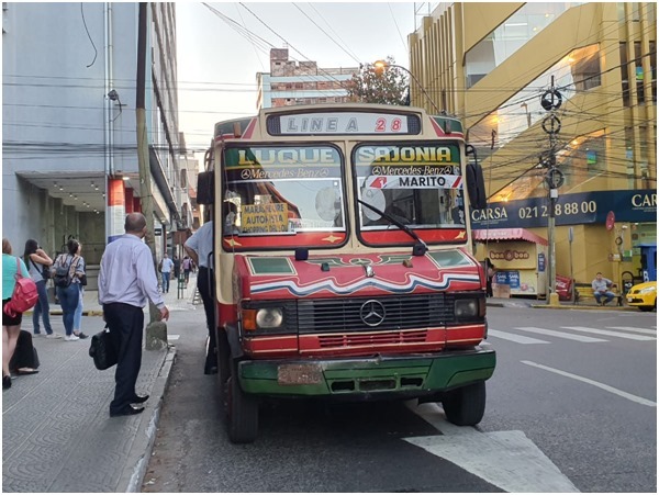 Pasajeros son castigados con buses vetustos y larga espera por escasez