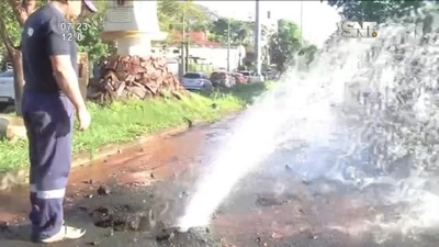 Trabajan para reparar caño roto en zona de Lambaré - SNT