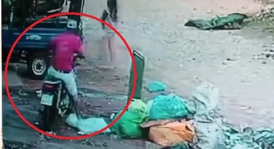 Hombre frustra el robo de su moto