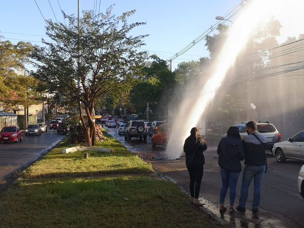 Pérdida de agua se convierte en pintoresco “géiser” entre Lambaré y Asunción - Nacionales - ABC Color