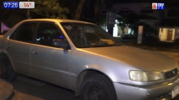 Mujer en aparente estado de ebriedad choca contra vehículo estacionado | Noticias Paraguay