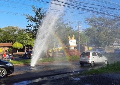 Solo en Paraguay: Caño roto genera “arco iris”