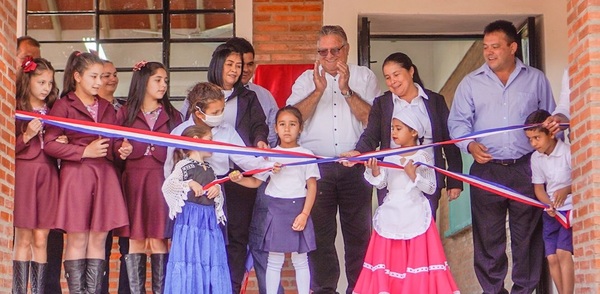 Gobernador inaugura aula en escuela de Santa Rosa del Mbutuy - Noticiero Paraguay