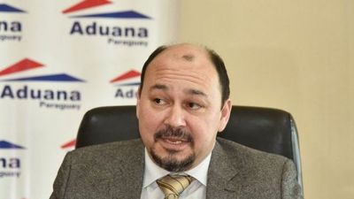 Director de Aduanas dice que no cedieron a pedidos "frecuentes" y "absurdos" de Arévalo