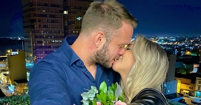 Bajo una bella luz de luna, Edwin Storrer le pidió matrimonio a su novia