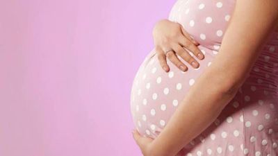 Mujer denuncia que policía le golpeó para que aborte