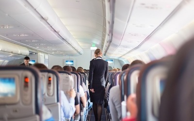 Histórico fallo: Aerolínea pagará el maquillaje y depilación para sus azafatas