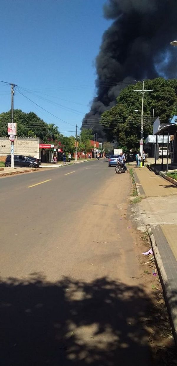 Reportan incendio en la parada de la línea 27 en Capiatá