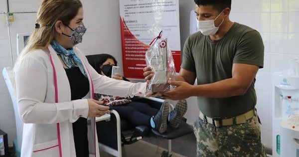 La Nación / Héroe militar donó 50 veces su plaqueta y ayudó a más de 100 pacientes