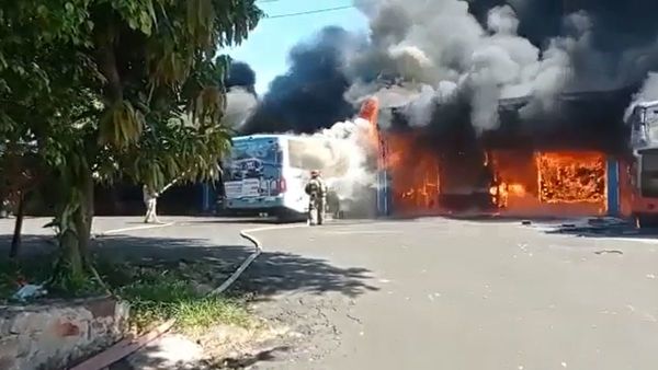 Gran incendio en la parada de a Línea 27 en Capiatá