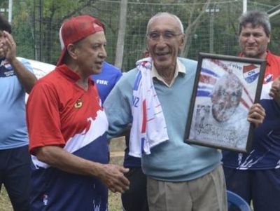 Homenajean en vida a un histórico exjugador de Nacional - Nacional - ABC Color
