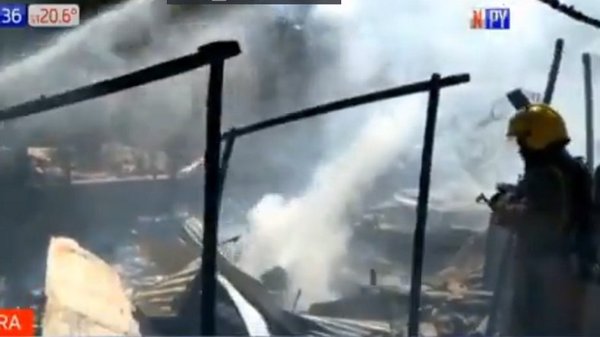 Quema de basura habría provocado incendio en Barrio Republicano | Noticias Paraguay