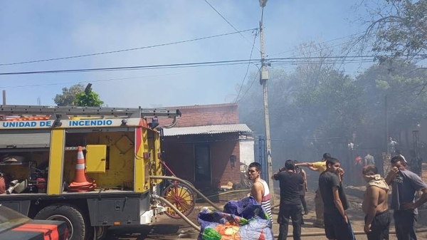 Diario HOY | Incendio en el barrio Republicano: 9 familias quedaron con lo que tenían puesto