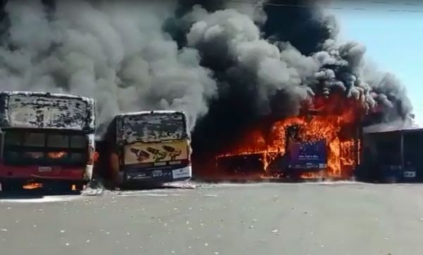 Buses de la Línea 27 fueron totalmente consumidos por incendio - Noticiero Paraguay