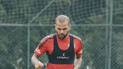 Dani Alves condiciona vuelta al Sao Paulo al pago de salario