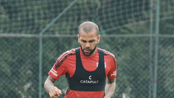 Dani Alves condiciona vuelta al Sao Paulo al pago de salario
