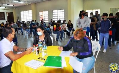 Mil postulantes pelean por 350 puestos en Feria de Empleos en Luque •