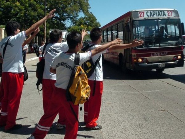 Estudiantes secundarios denuncian incumplimiento del boleto estudiantil | Ñanduti