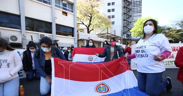 La Nación / Personal de blanco exigió aumento salarial del 50% en manifestación