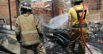 La Nación / Fuego consumió la parada de la Línea 27 y viviendas del barrio Republicano