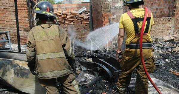 La Nación / Fuego consumió la parada de la Línea 27 y viviendas del barrio Republicano