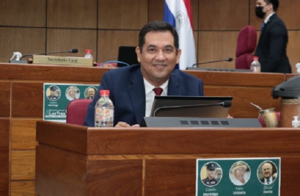 Senador niega tráfico de influencias y dice que quieren asustarlo