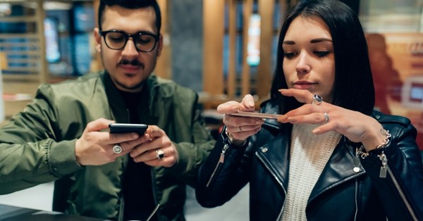¿Por qué hay gente que publica cosas de su pareja en las redes sociales y otra no? - SNT