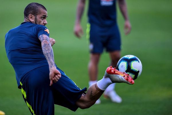 Daniel Alves condiciona su vuelta al Sao Paulo al pago de millonaria deuda - Fútbol Internacional - ABC Color