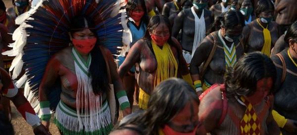 Miles de mujeres indígenas protestan contra Bolsonaro en Brasilia