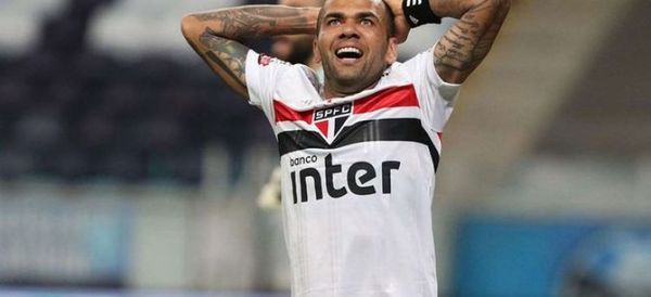 Sao Paulo anuncia la salida del internacional brasileño Dani Alves