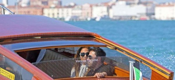 JLo y Ben Afleck desembarcan en Venecia y deslumbran al público