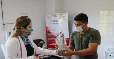 ¡Llegó a su donación de sangre N° 50 y recibió un reconocimiento!