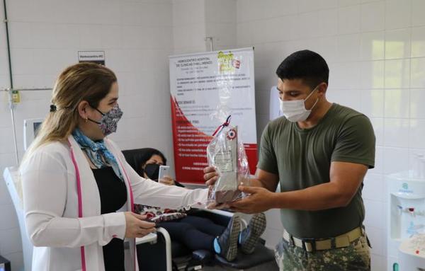 Hemocentro de Clínicas hizo entrega de reconocimiento a donante de plaquetas