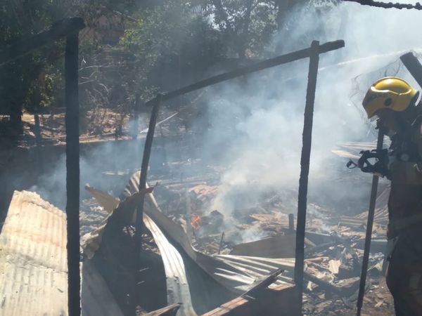 Doce familias del Barrio Republicano perdieron sus casas tras incendio - Nacionales - ABC Color