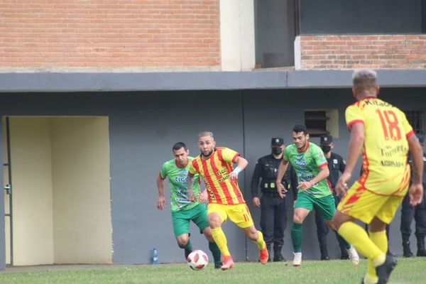Martín Ledesma cae y festeja Colegiales - Fútbol de Ascenso de Paraguay - ABC Color