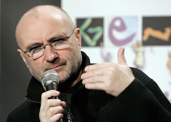 Phil Collins admite que apenas puede sostener las baquetas - Música - ABC Color