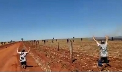 En Casilla 2, Caaguazú, agroproductores rogaron de rodillas a invasores de tierra que no quemen el campo - ADN Digital