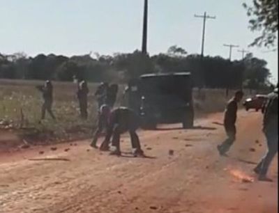 Fuertes enfrentamientos entre policías y supuestos “sintierras” en Guajhory - Nacionales - ABC Color