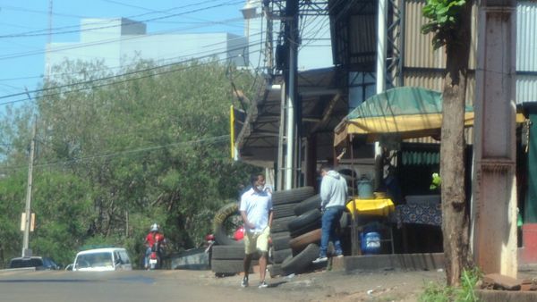 Aceras usurpadas en barrios obligan a peatones a caminar por las calles