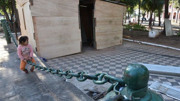 Critican ocupación de plazas históricas del microcentro