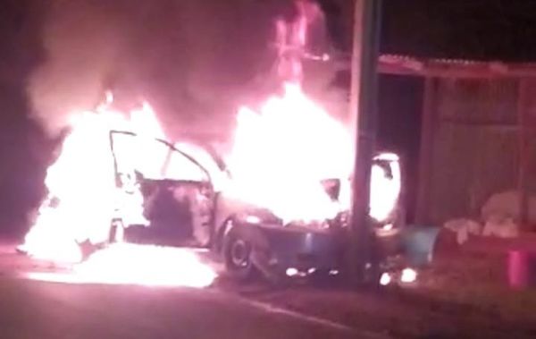 Automovilista choca contra columna y su vehículo arde en llamas - ABC en el Este - ABC Color