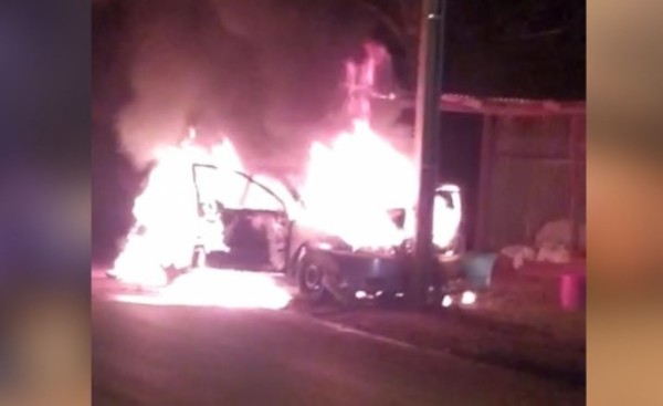 Vehículo se incendia luego de estrellarse contra una columna