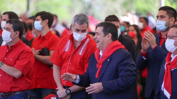 Mario Abdo y Cartes se dan un frío "abrazo republicano" en aniversario de la ANR