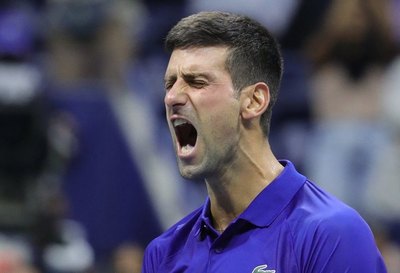Djokovic se 'venga' de Zverev y está a un triunfo de agrandar su historia