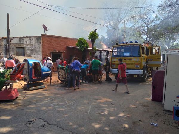 Cortocircuito inició el fuego: Ocho familias son afectadas por incendio en Asunción